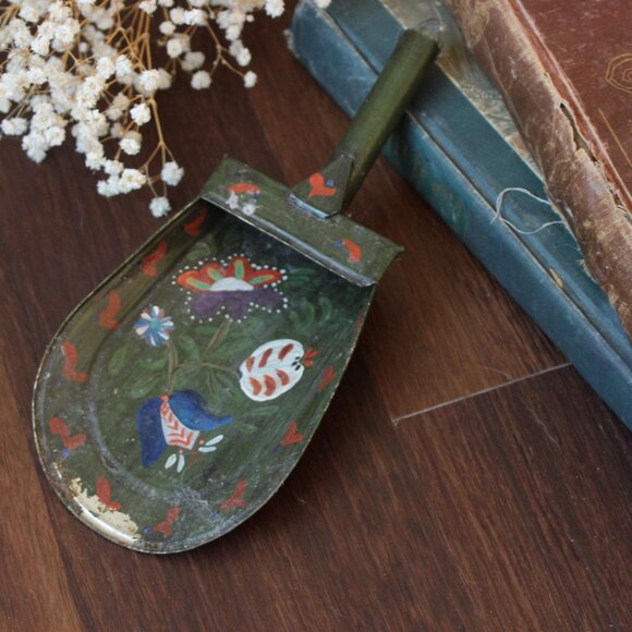 Vintage Painted Metal Scoop, Green with Hand Painted Folk Art, Flour or Grain - Picture 2 of 10